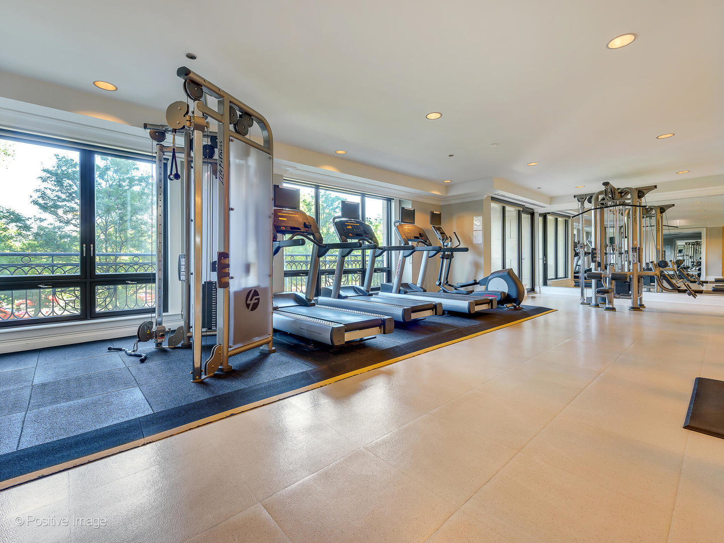 Building Photo - 2550 N Lakeview Ave