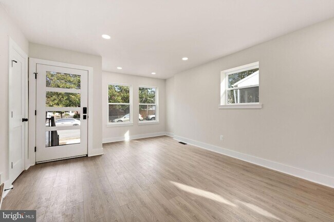 Building Photo - 113 Clifford Ave