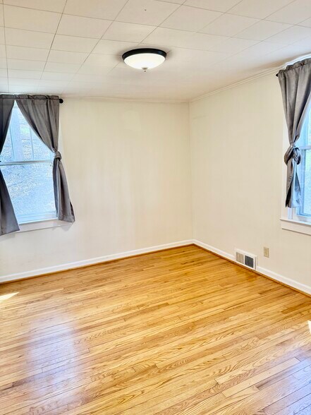 Building Photo - 4 Hillside Ave