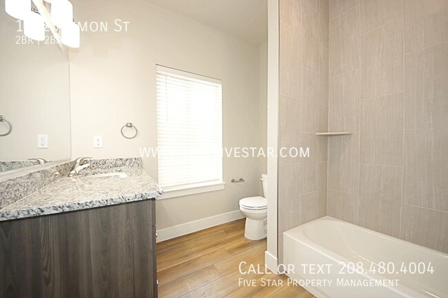 Building Photo - Stunning 2 Bedroom End Unit Townhome, Buil...