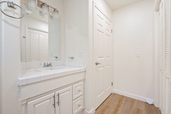 Building Photo - 1 BD / 1 BA Pet Friendly Newly Renovated Apartments