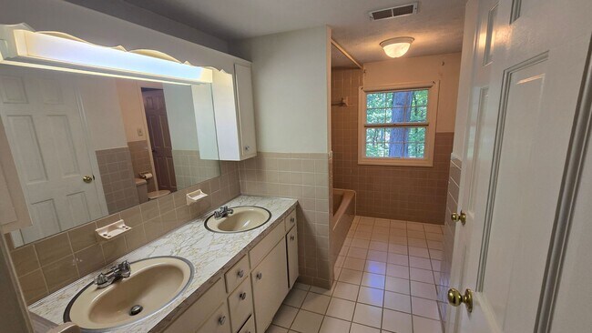 Building Photo - 4 Bed/2.5 Bath Brick Home - Kingsport TN