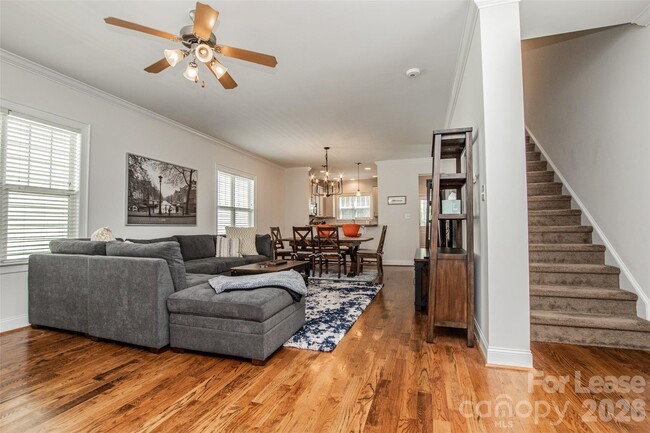 Building Photo - 315 Woodvale Pl