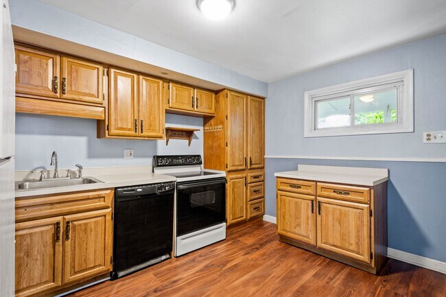 Building Photo - Beautiful 2 bedroom home in Scott Township available October 1!