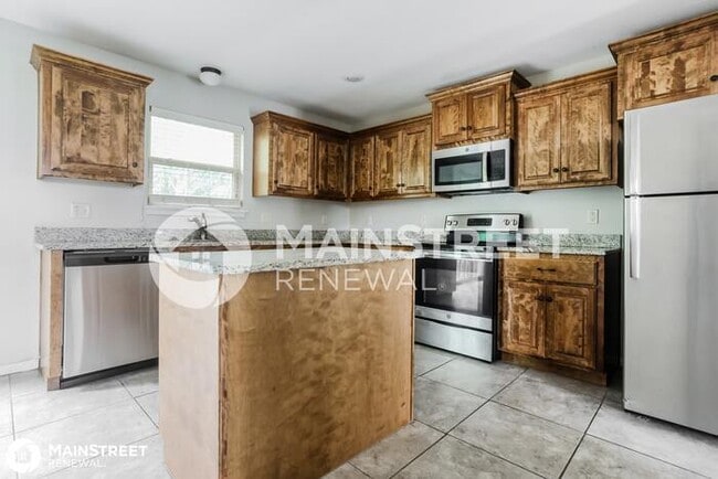 Building Photo - 411 Wiltshire Dr, Raymore, MO 64083