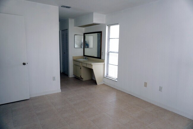 Building Photo - 3640 Meriden Ave