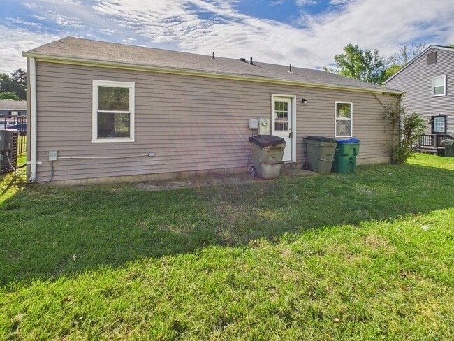 Building Photo - 2336 Sara Ln