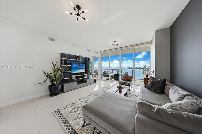 Building Photo - 2020 N Bayshore Dr