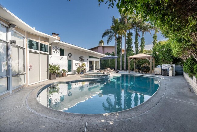 Building Photo - Huntington Harbor Lifestyle - Location, Location, Perfection!