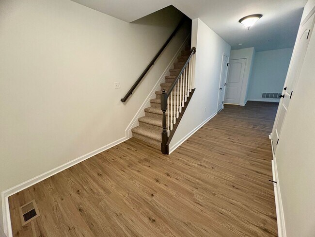 Building Photo - 3 Bedroom 2.5 Bathroom Townhome in Mechanicsburg!