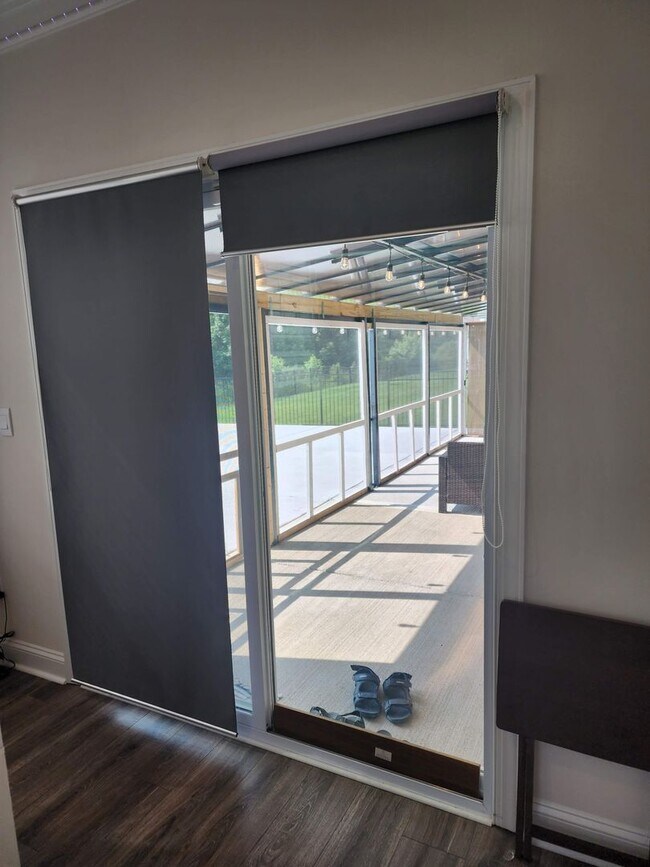 Building Photo - Like New Single Family Home minutes from B...