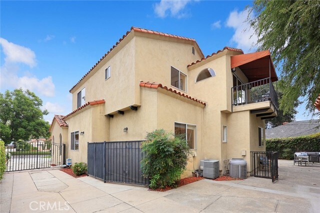 Building Photo - 1647 N Santa Anita Ave