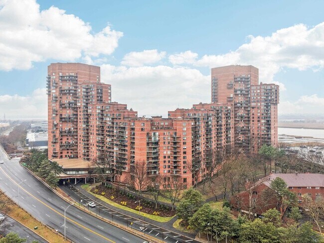 Building Photo - 530 Harmon Cove Tower