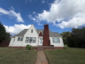 Building Photo - 3 bedroom 2 bed available NOW!