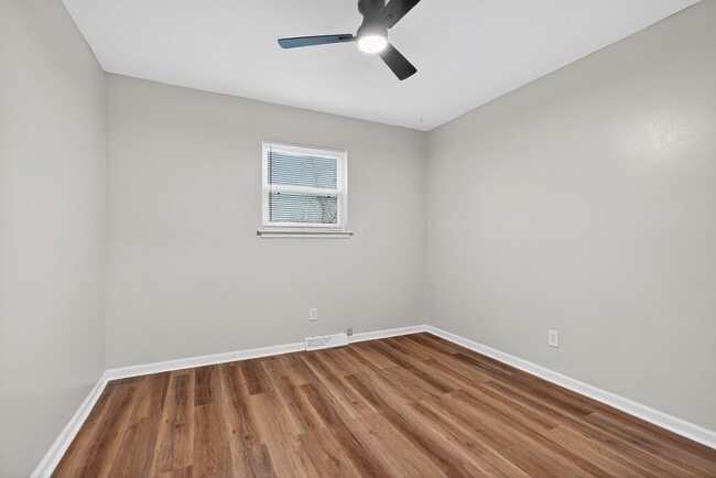 Building Photo - 1350 Dix Dr