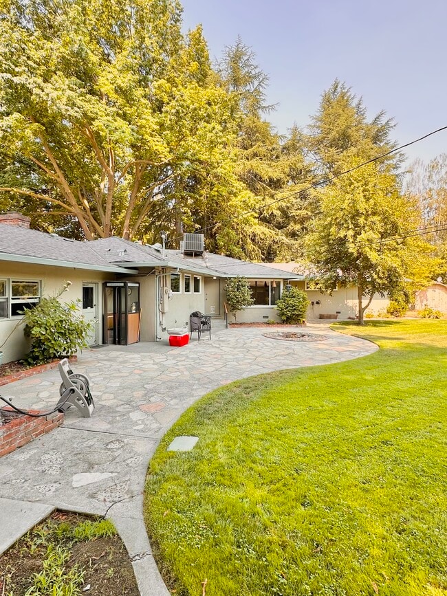 Building Photo - 991 Piedmont Dr