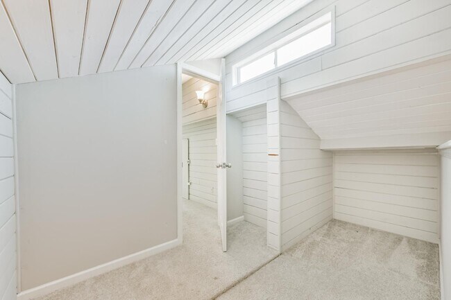 Building Photo - 305 Red Haven Dr