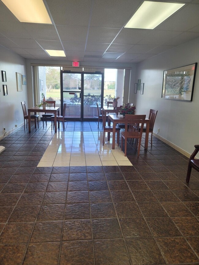 Building Photo - 3571 Inverrary Dr