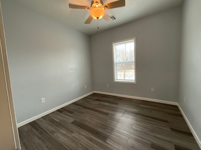 Building Photo - Cute and Open 2 Bed 1 Bath Home for rent i...