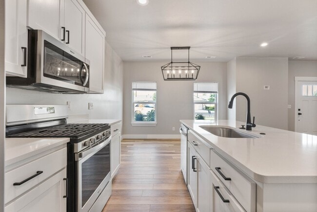 Building Photo - Awesome end unit 3 Bed 2.5 Bath townhome i...
