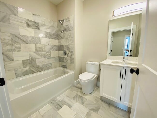 Building Photo - 305 Webster Ave