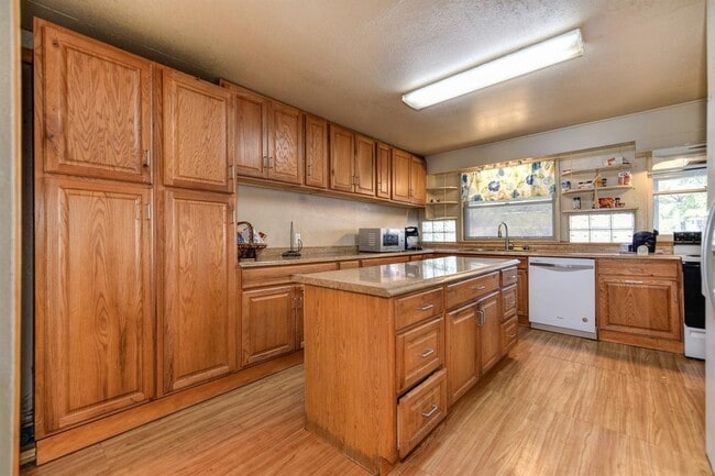 Building Photo - Spacious 5 bedroom home in Carmichael