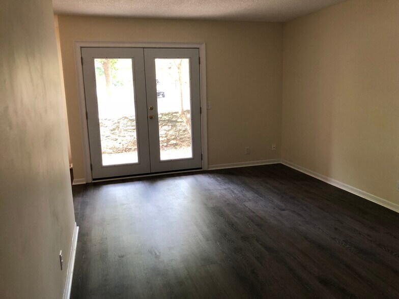 Living Room and Patio Doors - 515 Basswood Ave