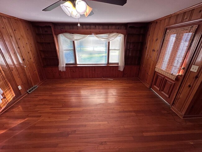 Building Photo - 3 Bedrooms- 2 Bathrooms- House in Armuchee!