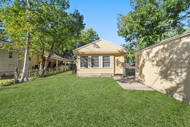 Building Photo - 203 W Hart Ave