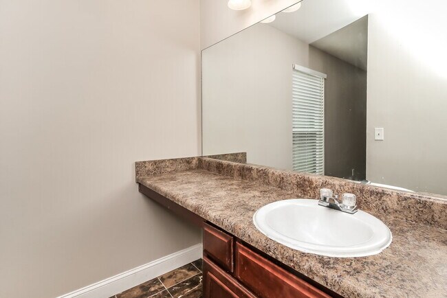 Building Photo - 978 Mainstreet Lake Dr