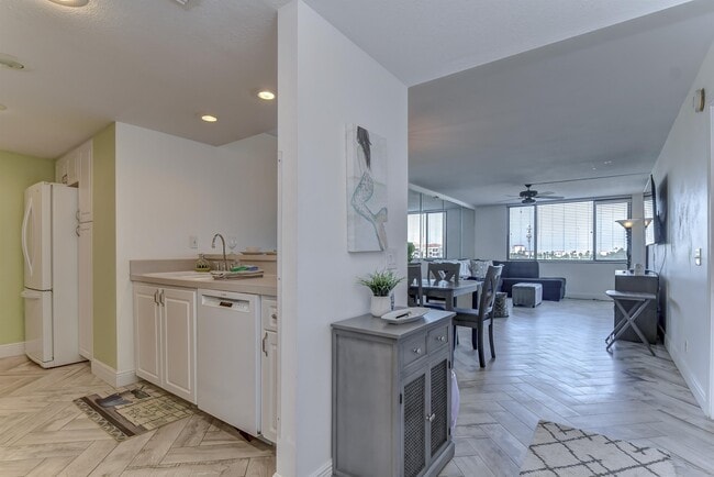 Building Photo - 6322 Palma Del Mar Blvd S