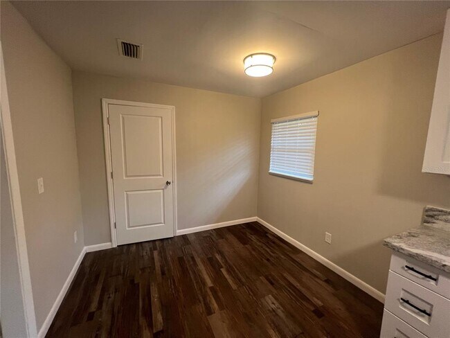 Building Photo - 610 Patlin Ave