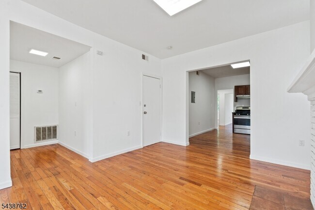 Building Photo - 1043 Hunterdon St