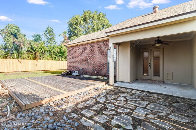 Building Photo - 200 King Arthurs Way