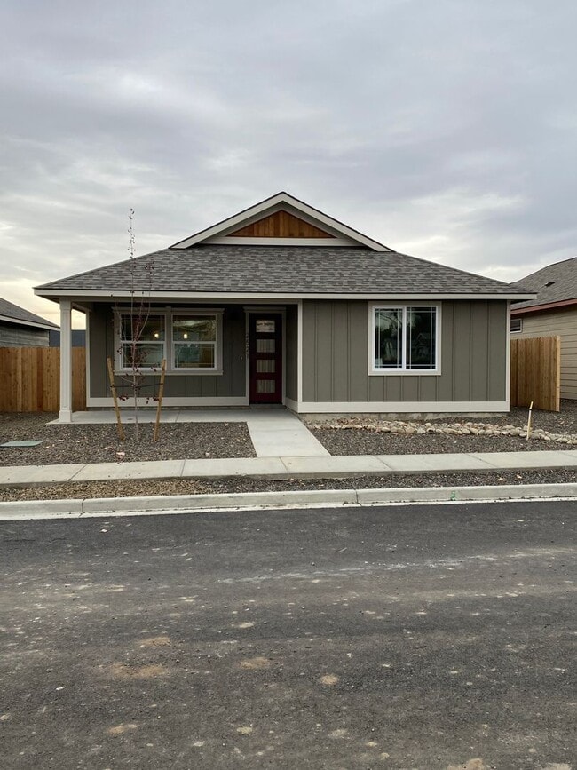 Building Photo - Newer Home for Lease! 3br 3ba - FIRST MONT...