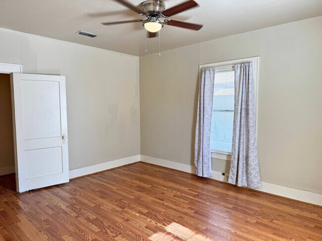 Building Photo - Cute 2 Bed 1 Bath Craftsman Home