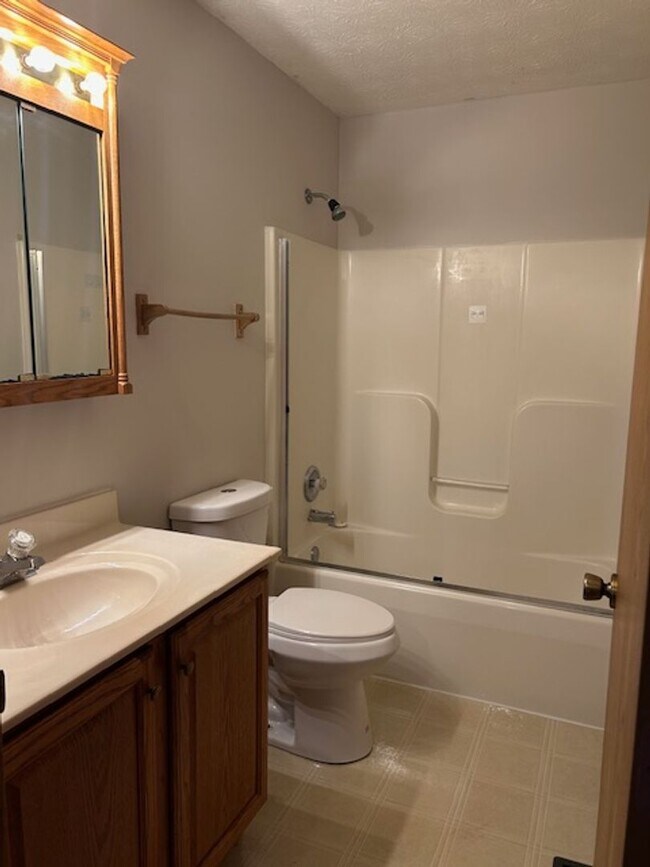 Building Photo - 2 Bedroom, 1 1/2 Bath 1500 sq. ft. Townhom...