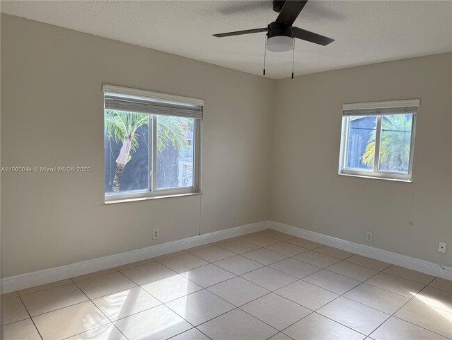 Building Photo - 711 NE 2nd Ave