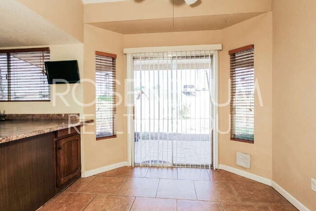 Building Photo - Gorgeous 3-beds, 3-baths home in the Suncr...