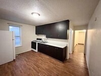 Building Photo - 560 600 E