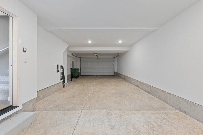 Building Photo - Newly Constructed 3 bedroom, 2.5 Bathroom home with luxury finishes!