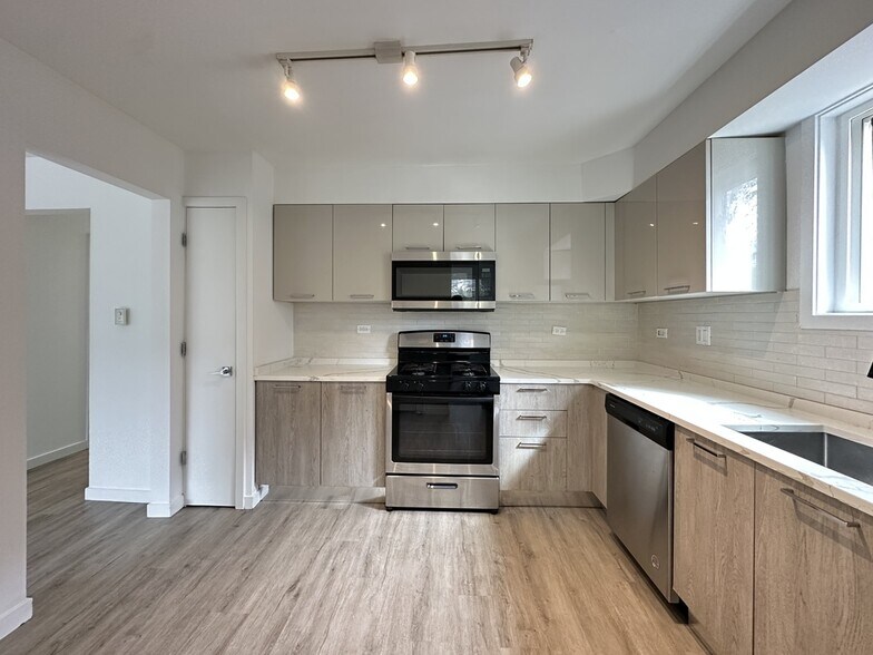 Building Photo - 7621 N Sheridan Rd