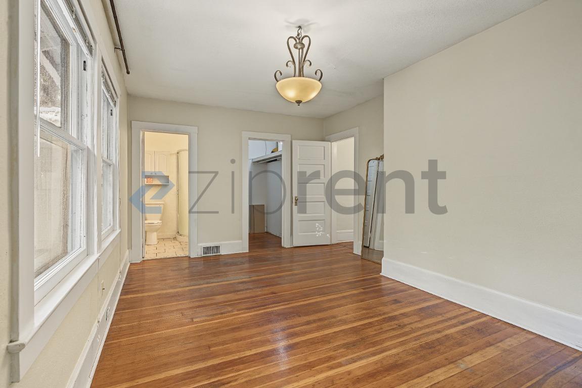 Building Photo - Unit A