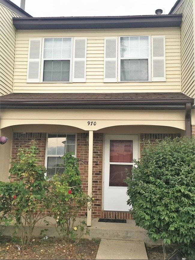 Building Photo - Spacious 2 bedroom townhome available!