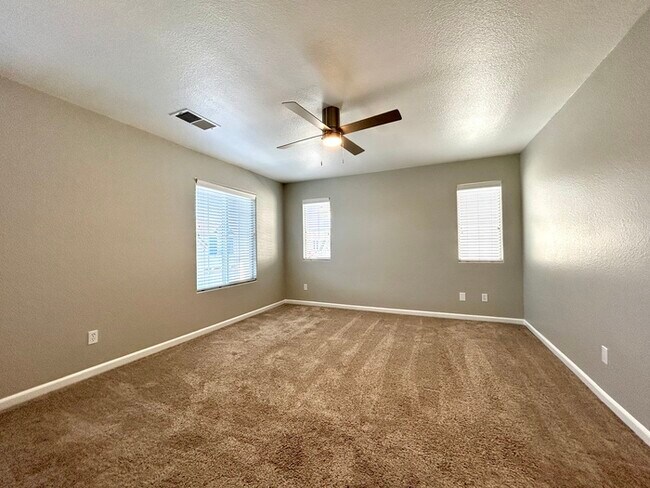 Building Photo - Beautiful 3 Bedroom Located in Roseville Strada Community!
