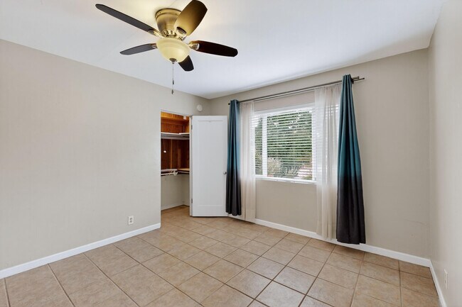 Building Photo - 2020 Hendola Dr NE