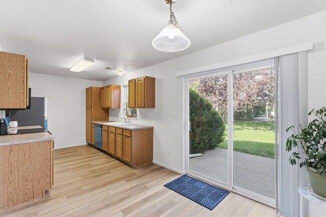 Building Photo - 802 Waterglen Dr