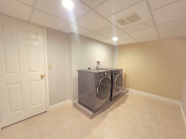 Building Photo - $2,600 - 3 Bed / 2 Bath Beautiful Craftsman Home by Manito Park