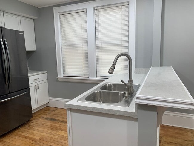 Building Photo - Amazing 4 Bedroom 2 Bathroom Home in Minneapolis!