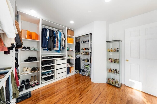 Building Photo - 118 Race St